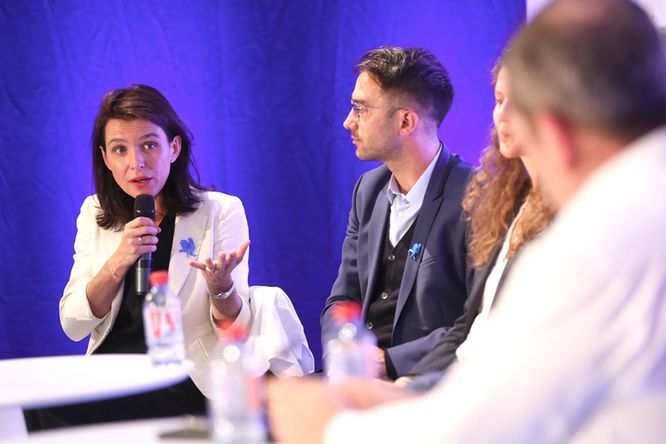 Christelle Morançais, présidente du Conseil régional des Pays de la Loire dialogue avec des jeunes à l'occasion du French fab